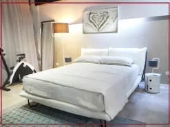 Letto moderno con piedini Zenit di alto letti tessili Artigianale a prezzo scontato