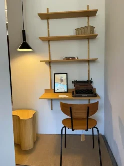 Libreria Collezione esclusiva in legno scontata -19%: scopri Ferm living sector