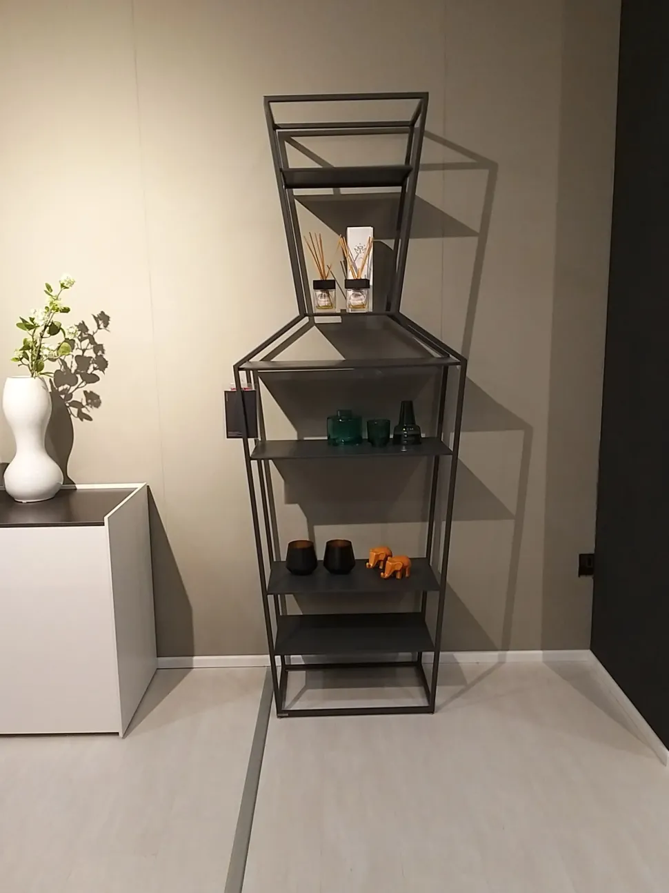 Libreria June stile design di Bonaldo scontata del 18%