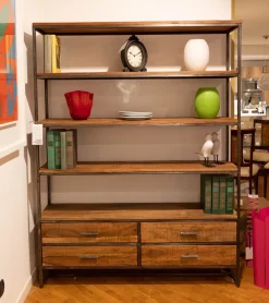 Libreria modello Libreria in legno massello di Artigianale a prezzo Outlet