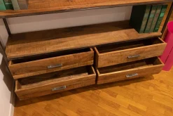 Libreria modello Libreria in legno massello di Artigianale a prezzo Outlet