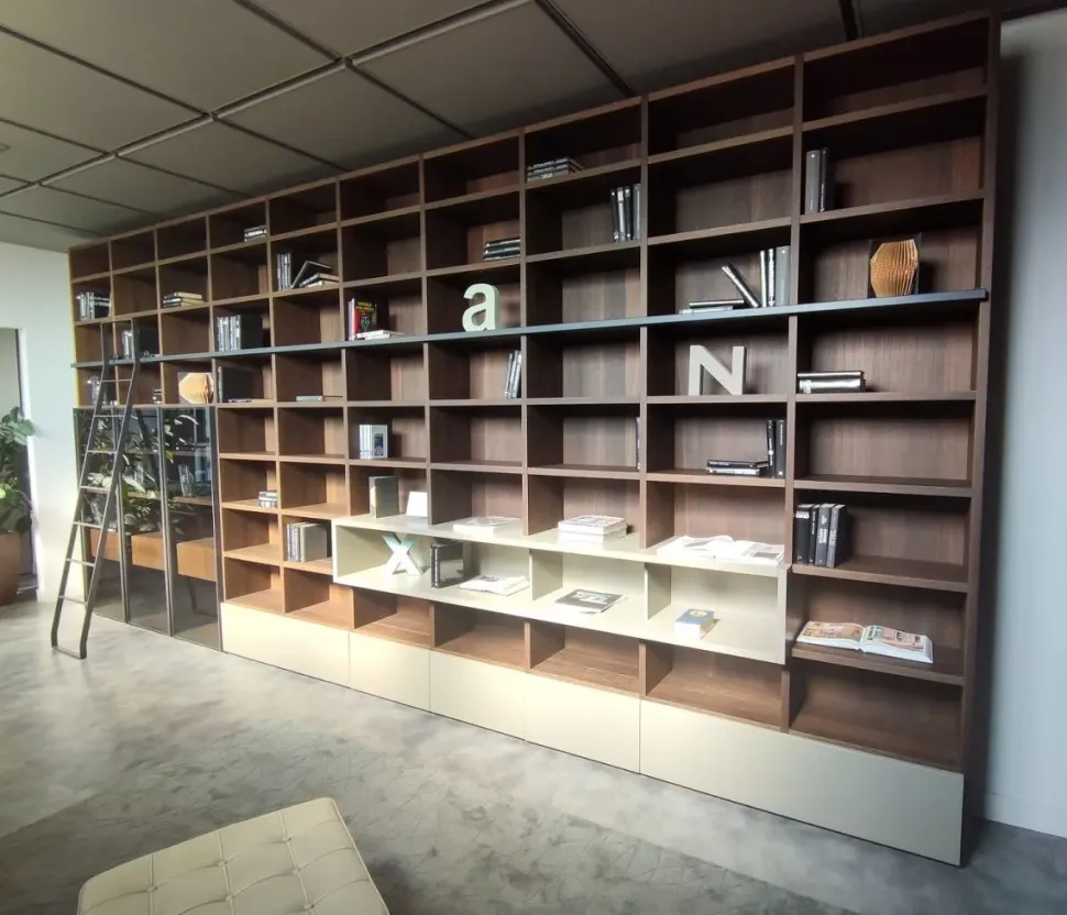 Libreria Modo con scaletta in stile moderno di Sangiacomo in OFFERTA OUTLET
