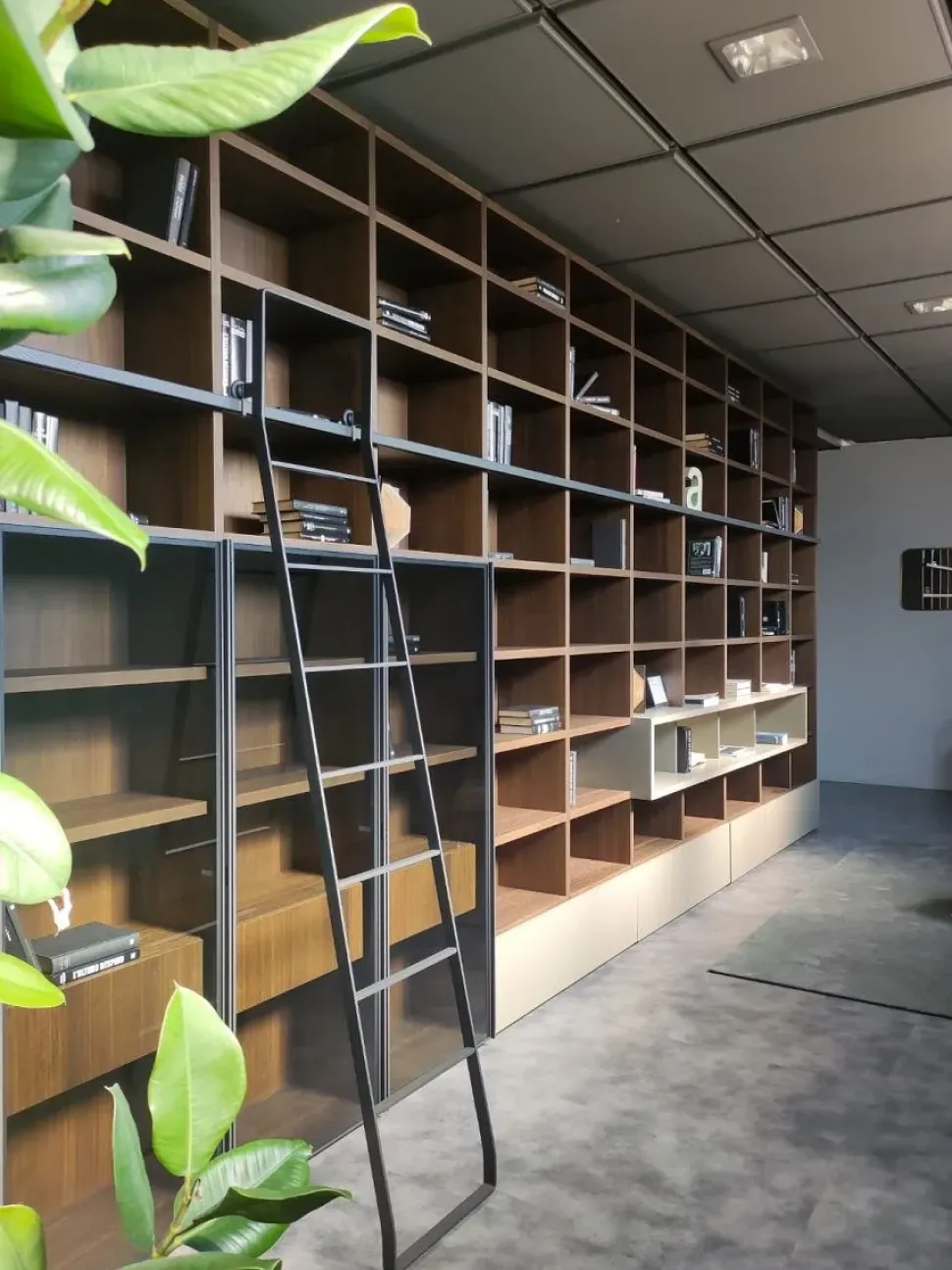 Libreria Modo con scaletta in stile moderno di Sangiacomo in OFFERTA OUTLET