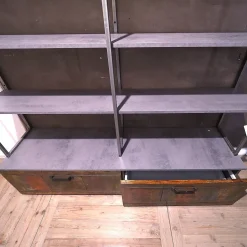 Libreria Outlet etnico in legno scontata -28%: scopri Libreria industriial con ante recicle e piani ossido cemento