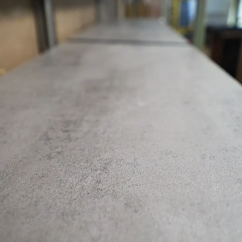 Libreria Outlet etnico in legno scontata -28%: scopri Libreria industriial con ante recicle e piani ossido cemento