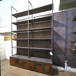 Libreria Outlet etnico in legno scontata -28%: scopri Libreria industriial con ante recicle e piani ossido cemento