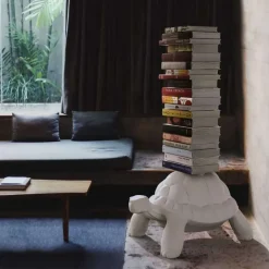 Libreria turtle carry bookcase in stile moderno di Qeeboo in OFFERTA OUTLET