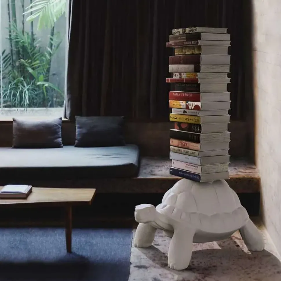 Libreria turtle carry bookcase in stile moderno di Qeeboo in OFFERTA OUTLET