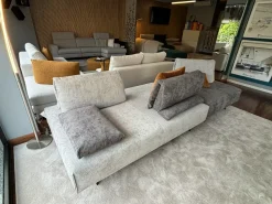 Lineare tessuto modello Divano di design abbraccio con pouf di Artigianale