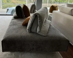 Lineare tessuto modello Divano di design abbraccio con pouf di Artigianale