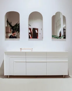 Madia in stile design Gessolina con piedini di Minotti italia in offerta