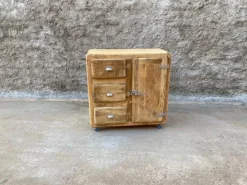 Madia modello Madia  vecchia ghiacciaia 1 anta 3 cassetti con ruote di Outlet etnico a prezzo scontato