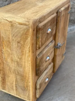 Madia modello Madia  vecchia ghiacciaia 1 anta 3 cassetti con ruote di Outlet etnico a prezzo scontato