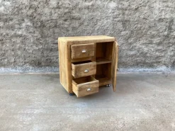 Madia modello Madia  vecchia ghiacciaia 1 anta 3 cassetti con ruote di Outlet etnico a prezzo scontato