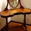 Mobile di Antiquariato in stile neoclassico Radica di noce con specchio a prezzo Outlet
