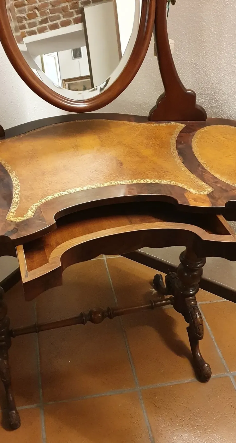 Mobile di Antiquariato in stile neoclassico Radica di noce con specchio a prezzo Outlet