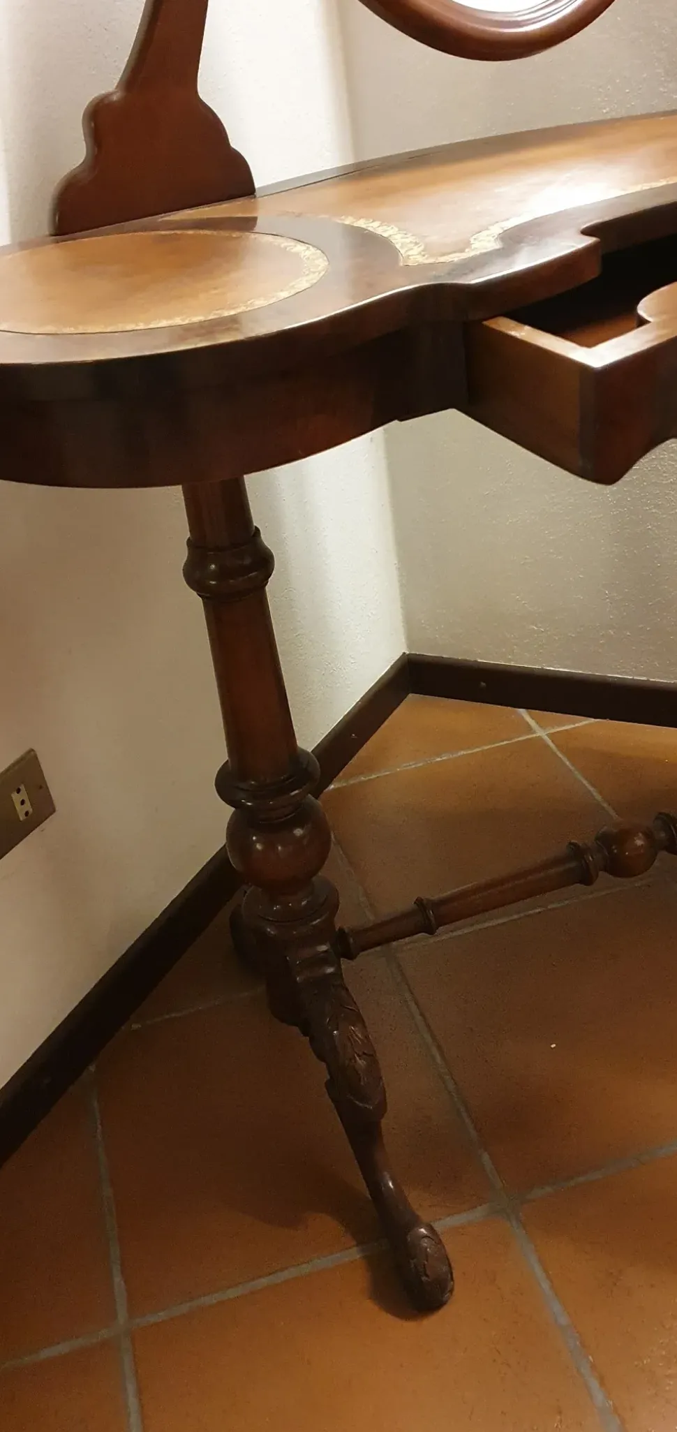 Mobile di Antiquariato in stile neoclassico Radica di noce con specchio a prezzo Outlet