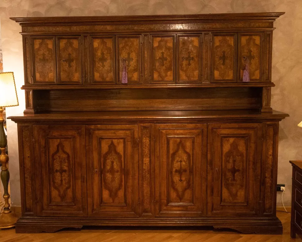 Mobile soggiorno modello Mobile sacrestia noce massello di Collezione esclusiva a PREZZI OUTLET