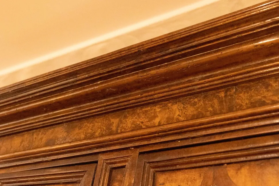 Mobile soggiorno modello Mobile sacrestia noce massello di Collezione esclusiva a PREZZI OUTLET