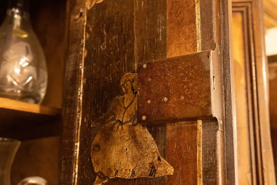 Mobile soggiorno modello Mobile sacrestia noce massello di Collezione esclusiva a PREZZI OUTLET