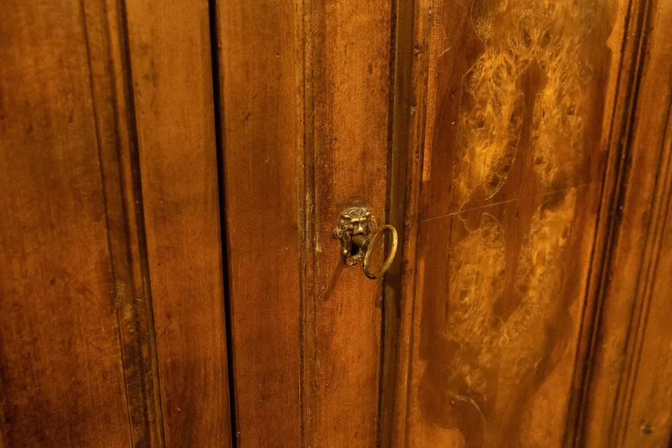 Mobile soggiorno modello Mobile sacrestia noce massello di Collezione esclusiva a PREZZI OUTLET