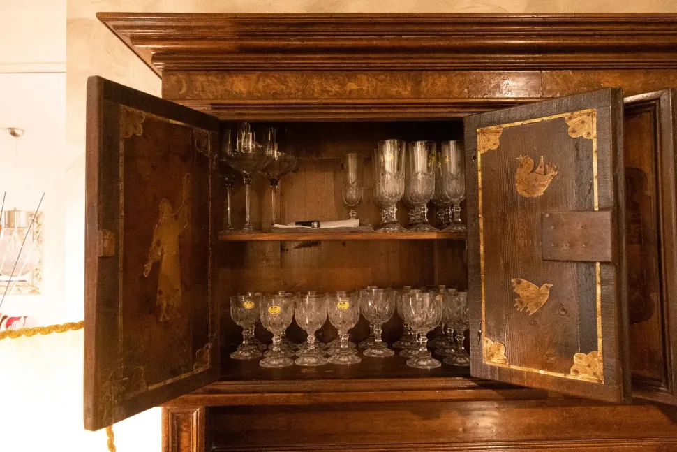 Mobile soggiorno modello Mobile sacrestia noce massello di Collezione esclusiva a PREZZI OUTLET