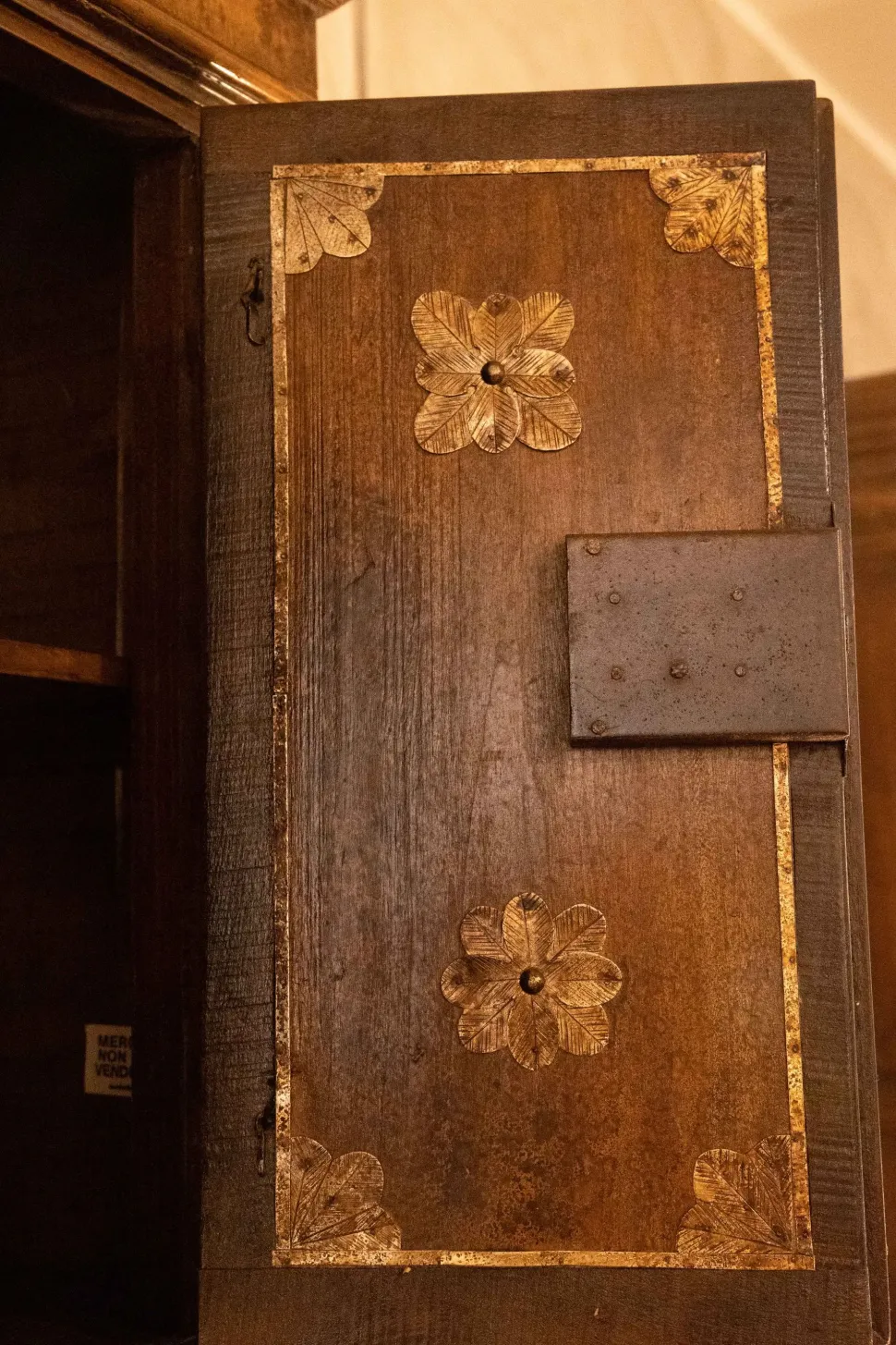 Mobile soggiorno modello Mobile sacrestia noce massello di Collezione esclusiva a PREZZI OUTLET