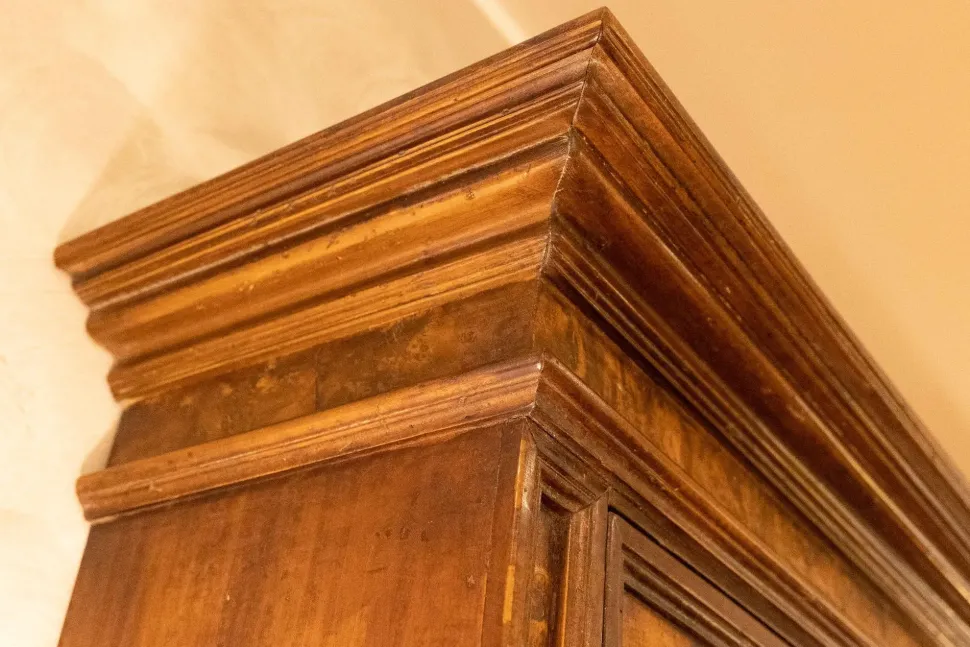 Mobile soggiorno modello Mobile sacrestia noce massello di Collezione esclusiva a PREZZI OUTLET