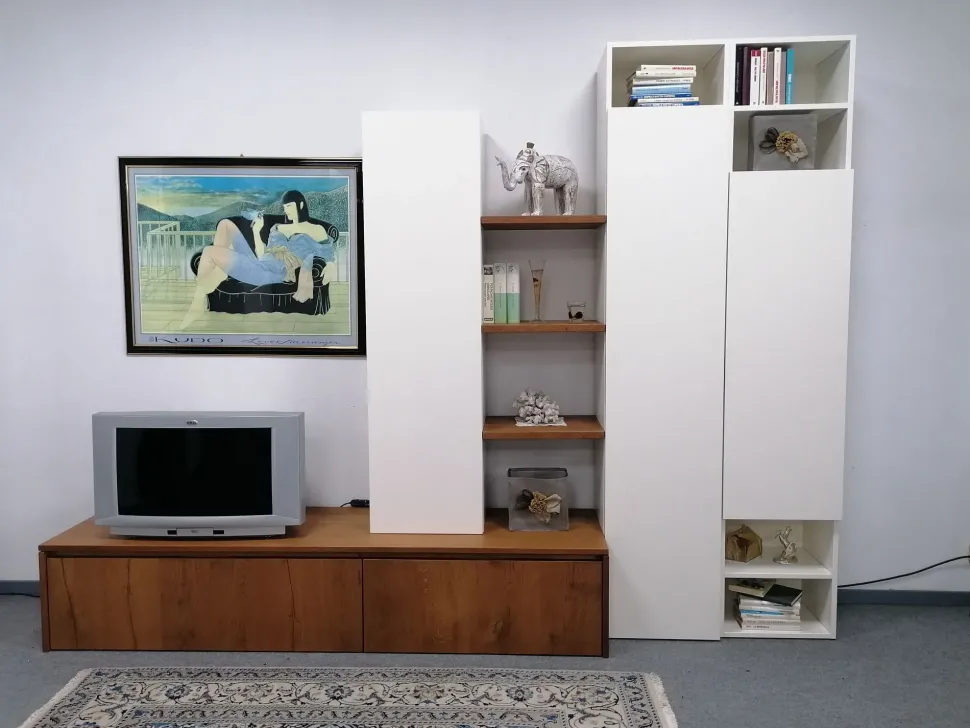 Parete attrezzata Loop di Oldline scontata del 50%