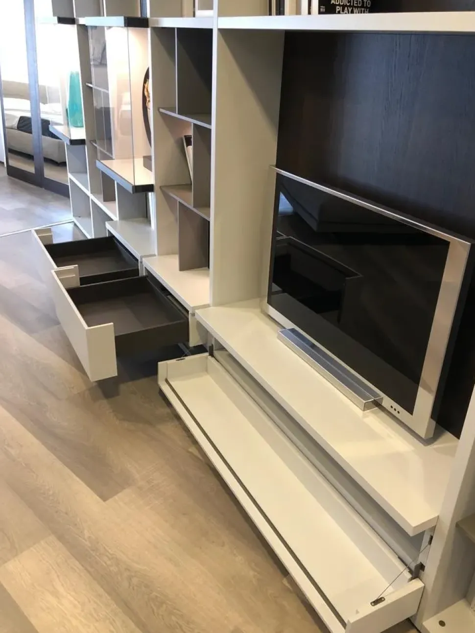 Parete attrezzata Wall system del brand Poliform con uno sconto esclusivo