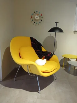 Poltrona con seduta fissa Womb Knoll a prezzo scontato