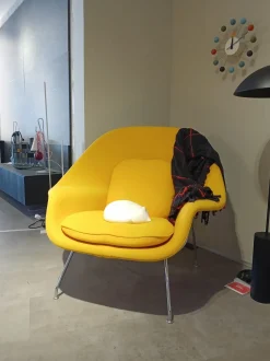 Poltrona con seduta fissa Womb Knoll a prezzo scontato