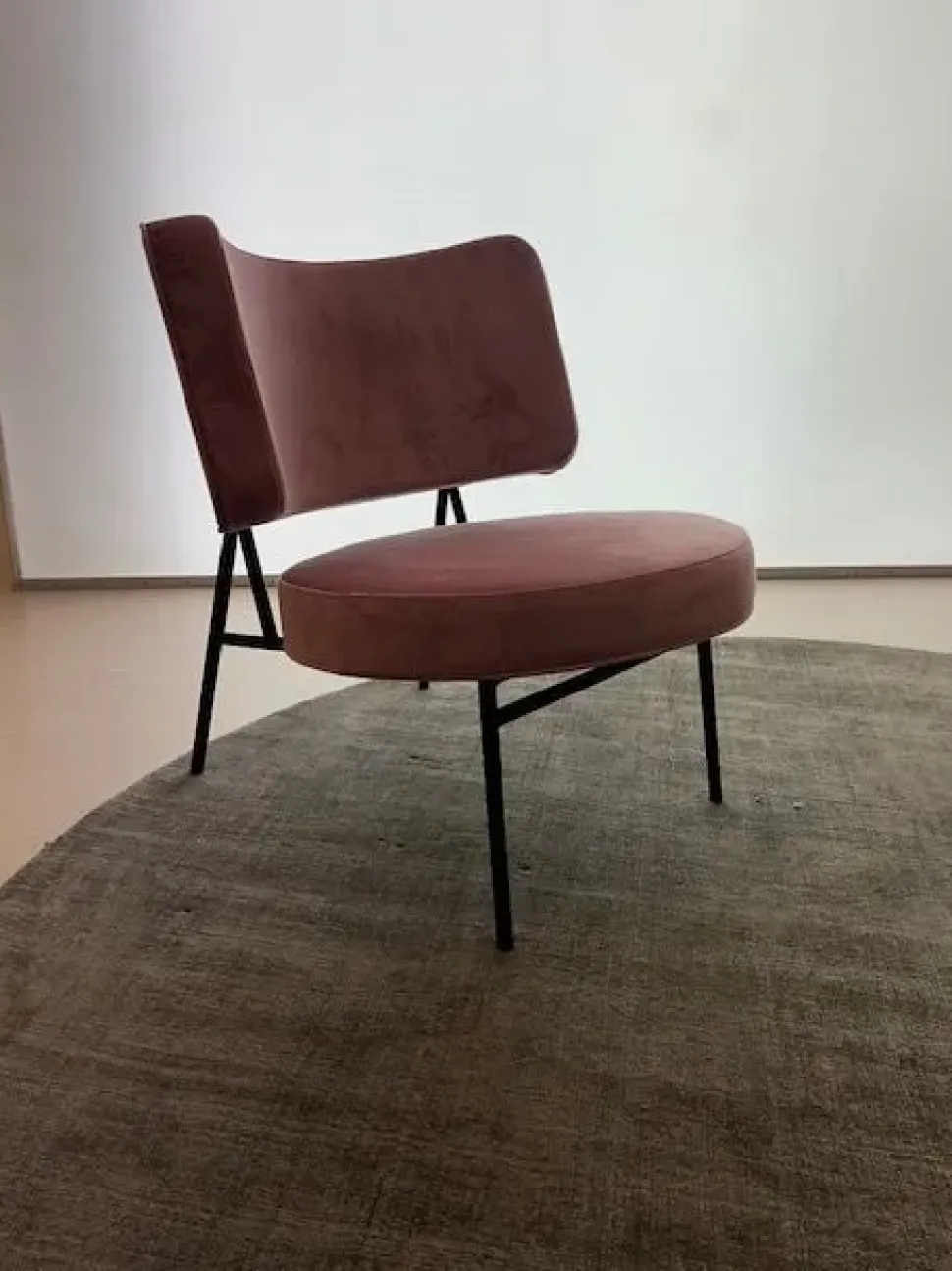 Poltrona con seduta fissa Coco Calligaris a prezzo scontato