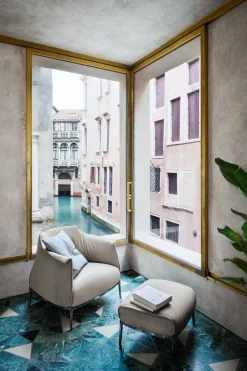 Poltrona con seduta fissa Archibald Poltrona frau a prezzo scontato