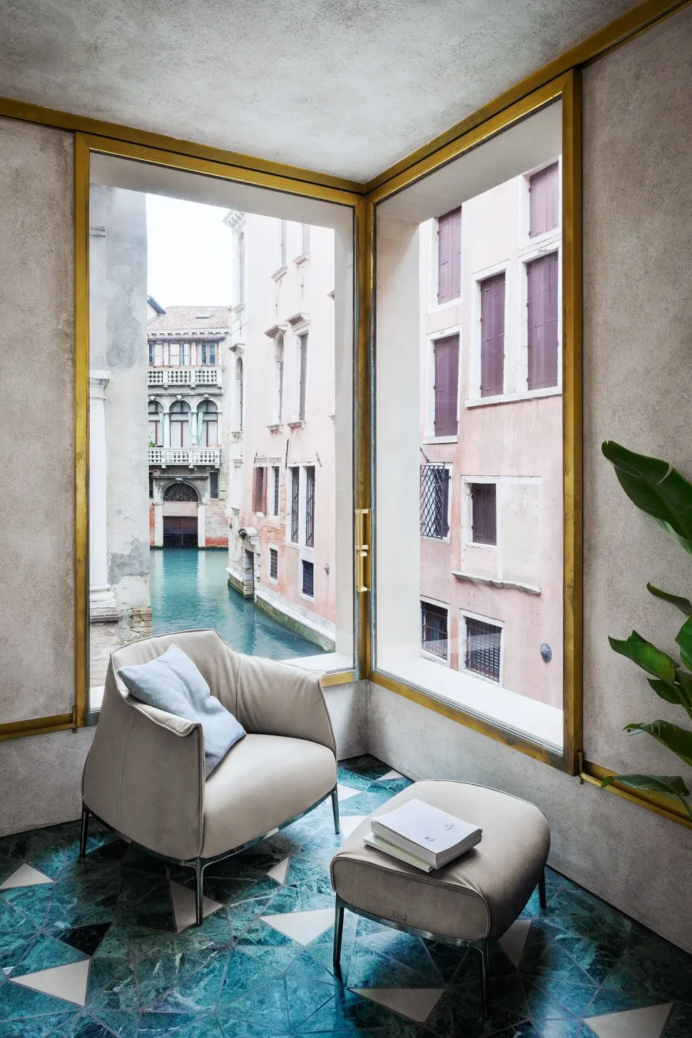 Poltrona con seduta fissa Archibald Poltrona frau a prezzo scontato