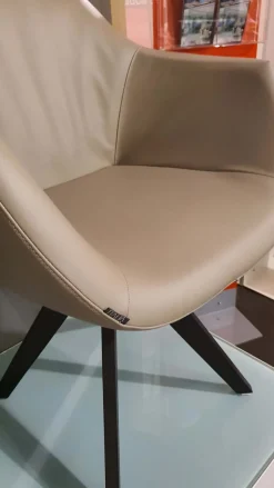 Poltrona modello Delia crema caffè Ozzio ad un prezzo vantaggioso