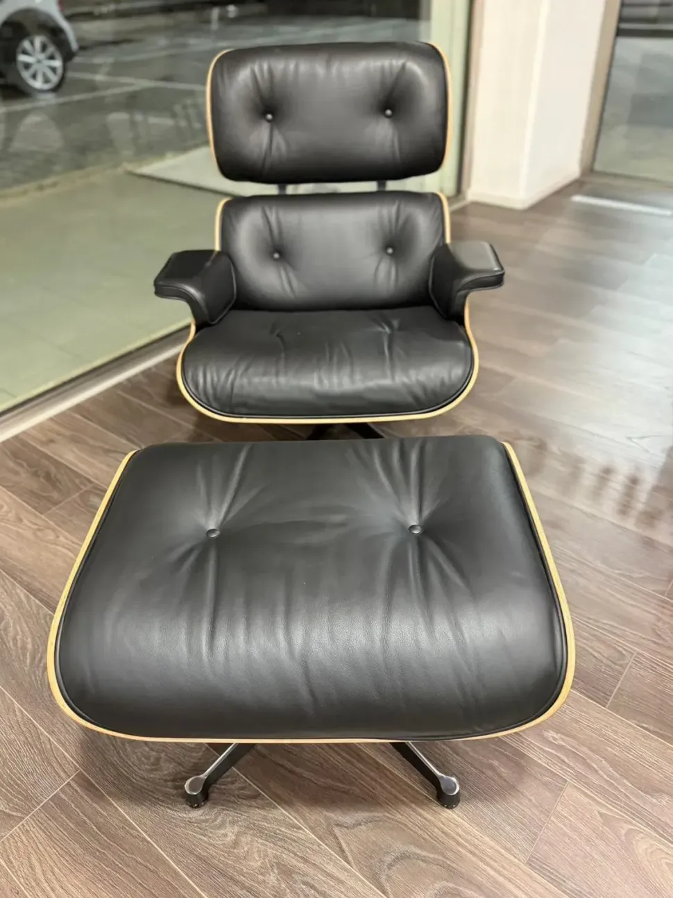 Poltrona modello Lounge chair e ottoman vitra Collezione esclusiva in offerta