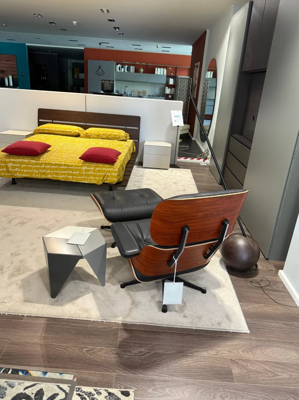 Poltrona modello Lounge chair e ottoman vitra Collezione esclusiva in offerta