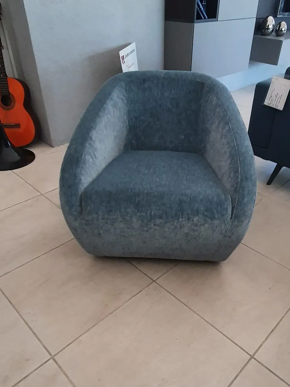 Poltroncina in stile design modello Arnold Dema a prezzo ribassato