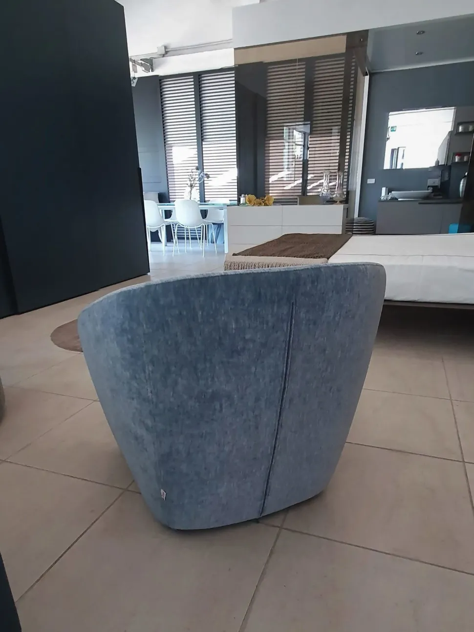 Poltroncina in stile design modello Arnold Dema a prezzo ribassato