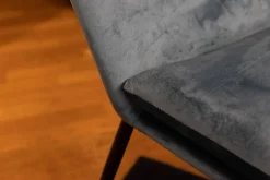 Poltroncina modello Poltrona artigianale in velluto Artigianale in Tessuto a prezzo scontato