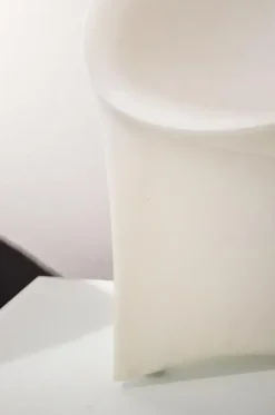 Poltroncina MOROSO Moon in polietilene bianco