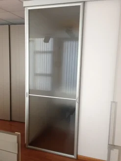 Porta a vetro unico  moderna Movi con forte sconto