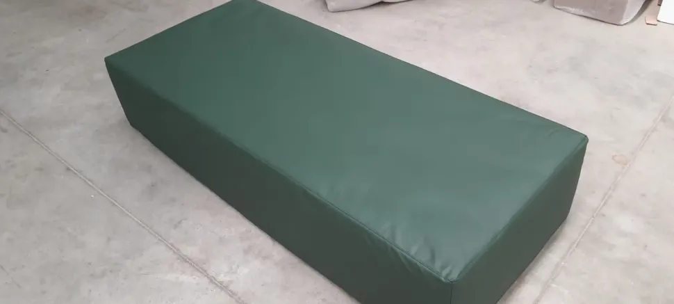 Pouf in ecopelle Pouf letto a marchio Samoa a prezzo scontato