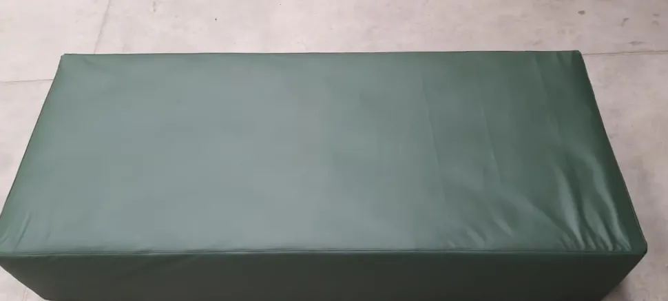 Pouf in ecopelle Pouf letto a marchio Samoa a prezzo scontato