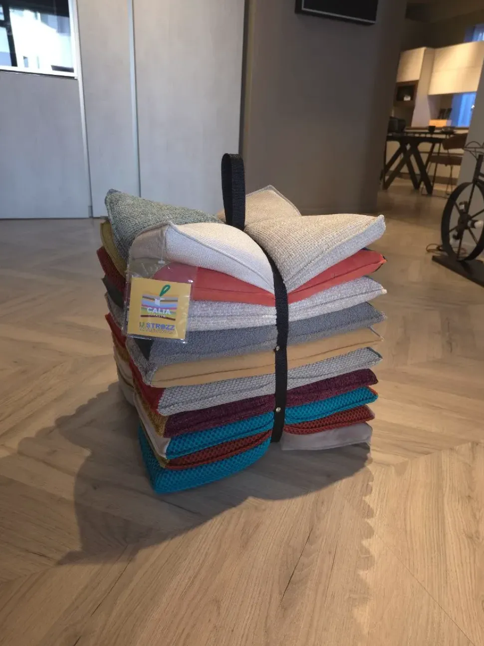 Pouf in tessuto 1 pouf u’strozz calia spedibile a marchio Calia a prezzo scontato