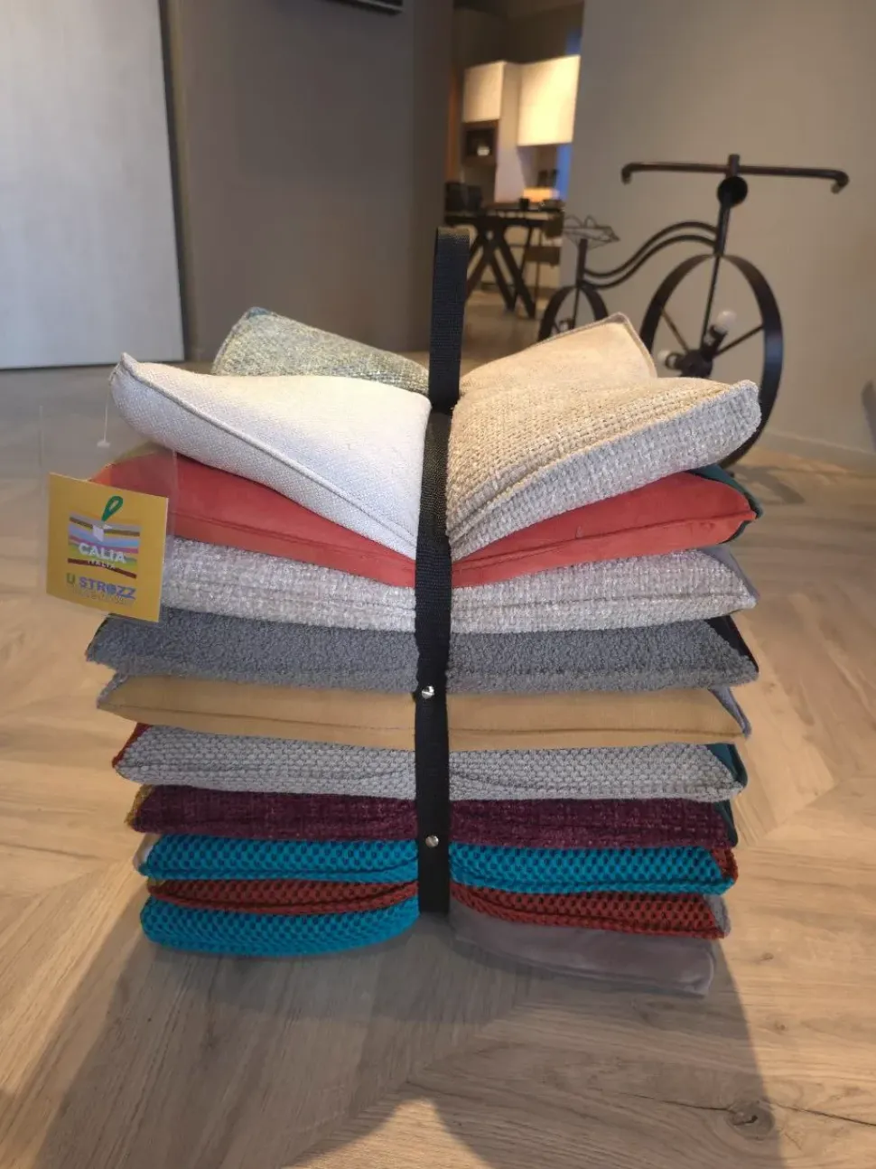 Pouf in tessuto 1 pouf u’strozz calia spedibile a marchio Calia a prezzo scontato