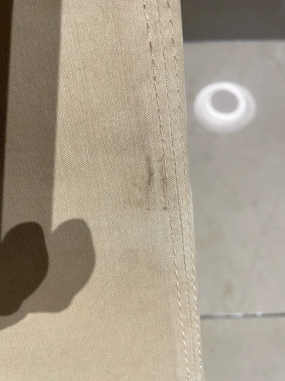 Pouf in tessuto Cubo a marchio Dema a prezzo ribassato