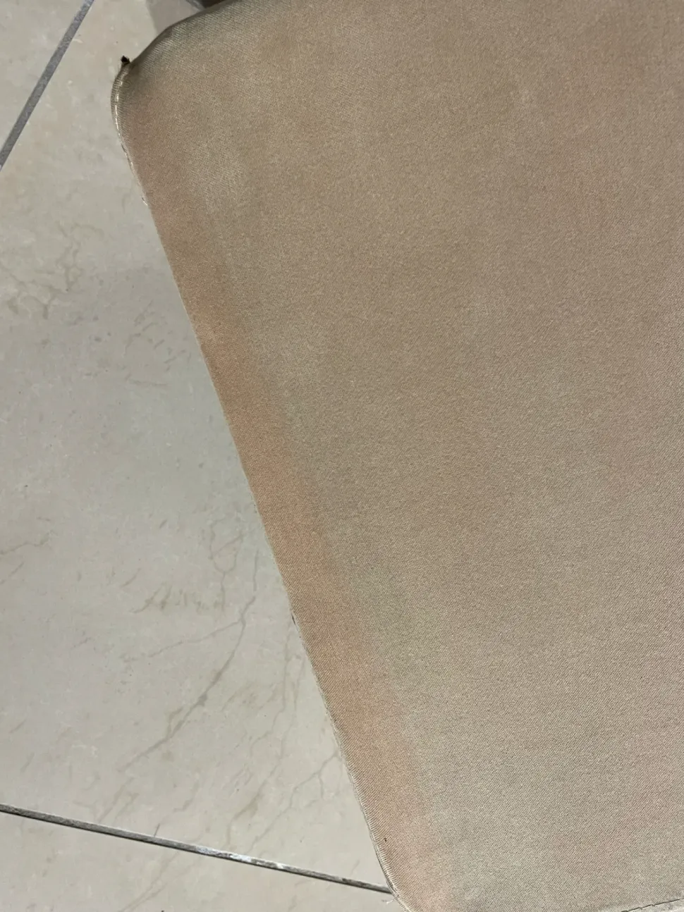 Pouf in tessuto Cubo a marchio Dema a prezzo ribassato