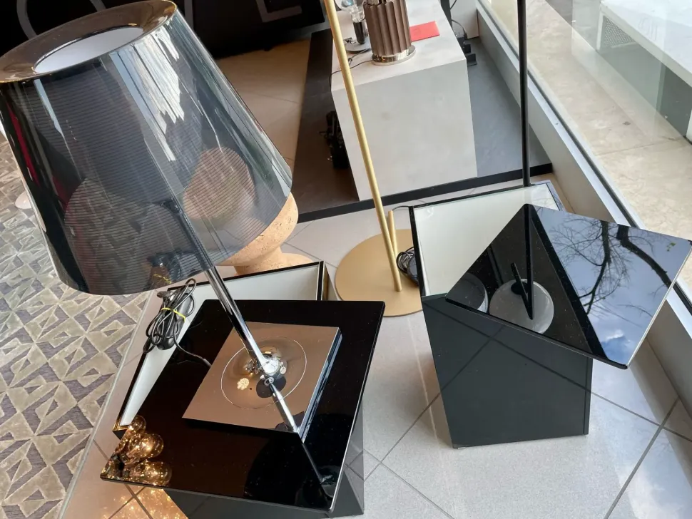 Prezzi ribassati per il tavolino moderno Slide di Glas italia